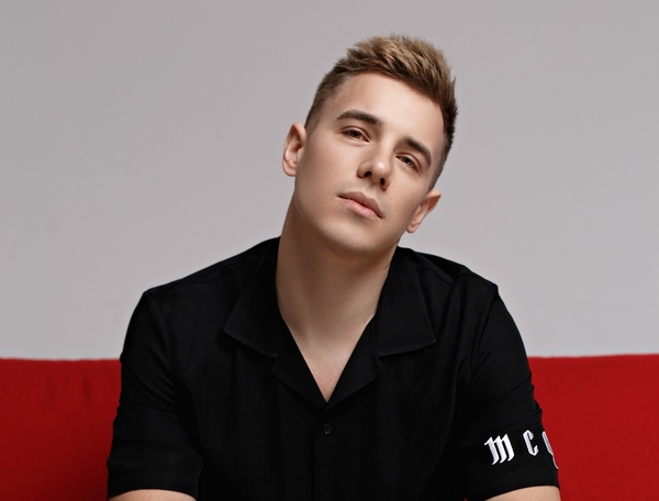 Украинский певец OLEYNIK сменил профессию