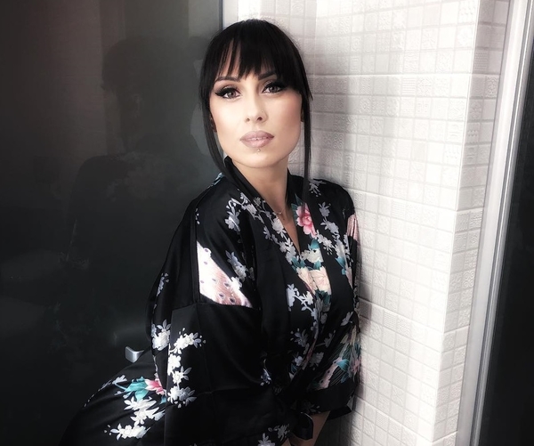 Экс-солистка группы "NIKITA" показала, на что способно ее тело