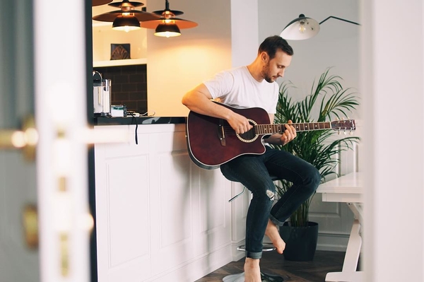 Популярный украинский видеоблогер и певец Руслан Кузнецов написал песню о причинах развода с женой