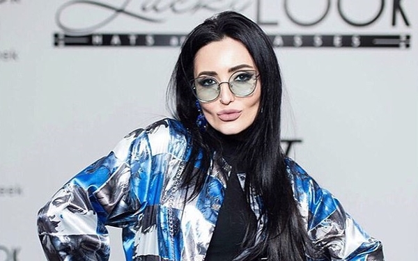 Молодая украинская певица похвасталась стальным прессом