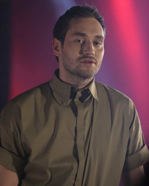 Рожден Ануси поцеловался с участницей шоу «Холостяк»