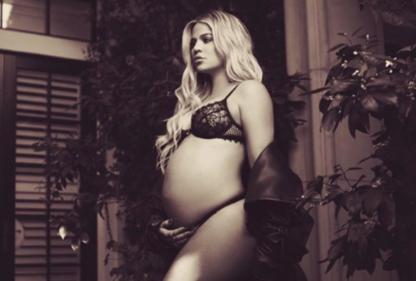 Хлое Кардашьян преждевременно родила ребенка