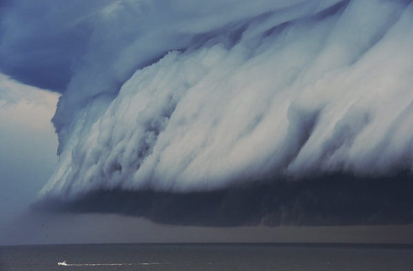 Облачное «цунами» накрыло город в Канаде: уникальное видео