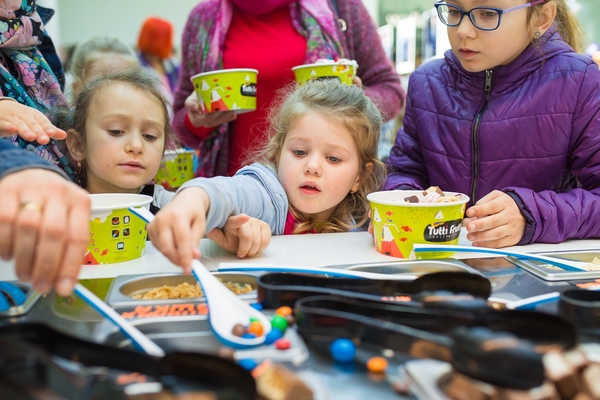 KISHE, Соломка, Ратушная, Пинчук, Холоденко, Быстряков и Смолин на празднике сладостей