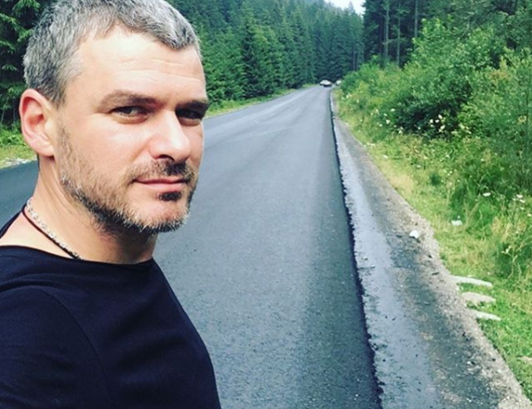 Ирония судьбы: Арсен Мирзоян врезался в ситилайт со своим изображением