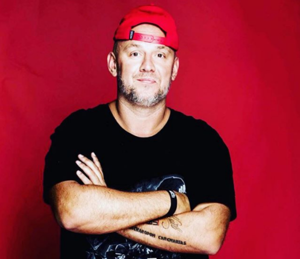 Потап покрасил бороду в розовый цвет