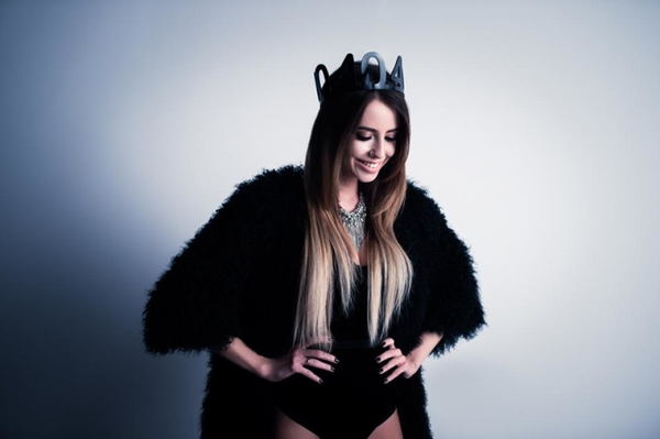 Наде Дорофеевой - 28: подборка стильных образов певицы (фото)