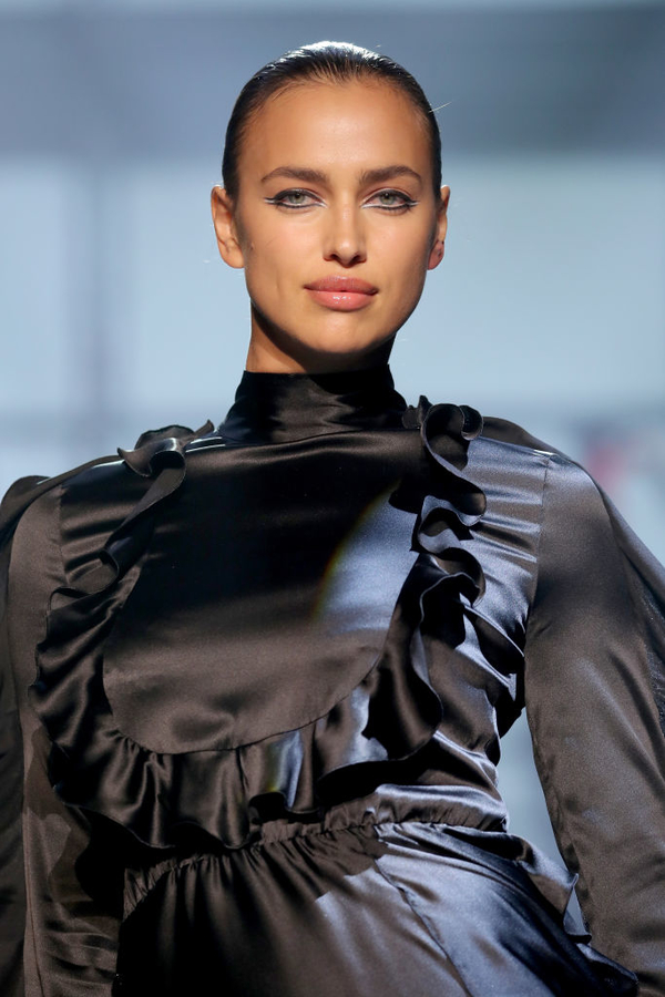 Ирина Шейк показала обручальное кольцо