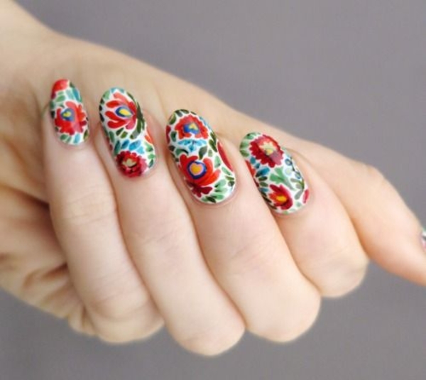 День вышиванки: 10 модных вариантов маникюра с украинским орнаментом