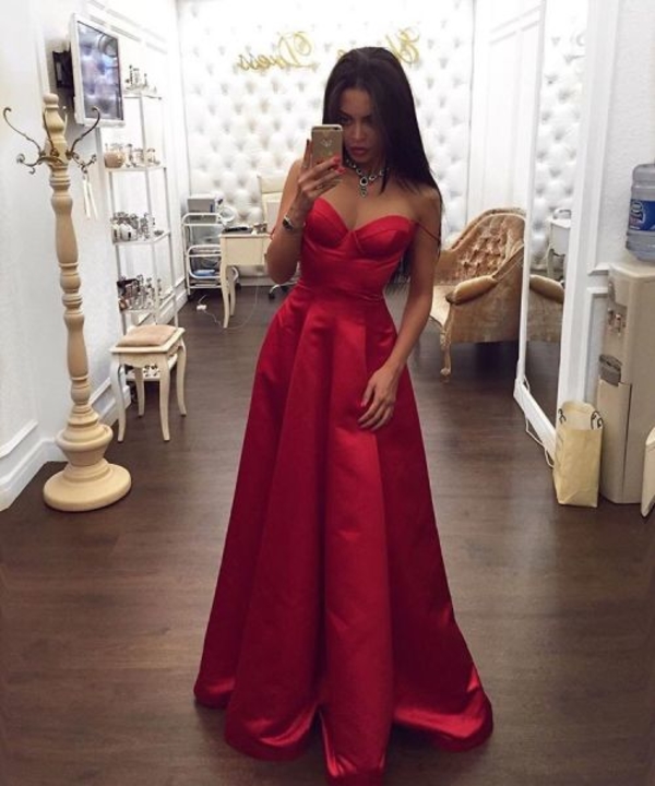 Как выбрать платье на выпускной: 6 практичных советов