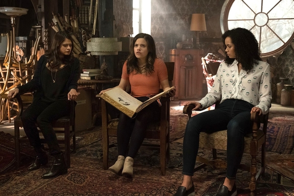 Видео: вышел первый трейлер новых «Зачарованных»