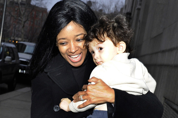 Экс-звезда Playboy выпала с 25 этажа вместе с ребенком