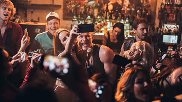 Арсен Мирзоян в новом клипе сыграл роль знатного тусовщика