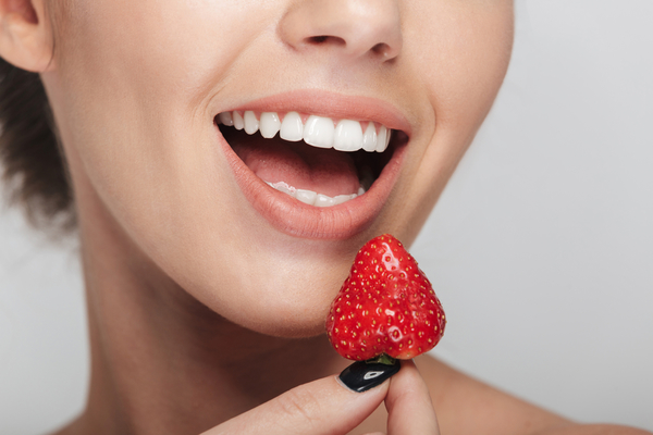 Уроки красоты: 5 способов использовать клубнику в уходе за собой