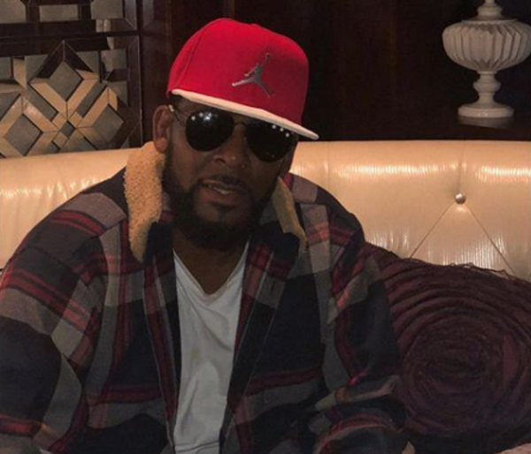 Американского исполнителя Роберта Келли обвинили в сексуальном насилии