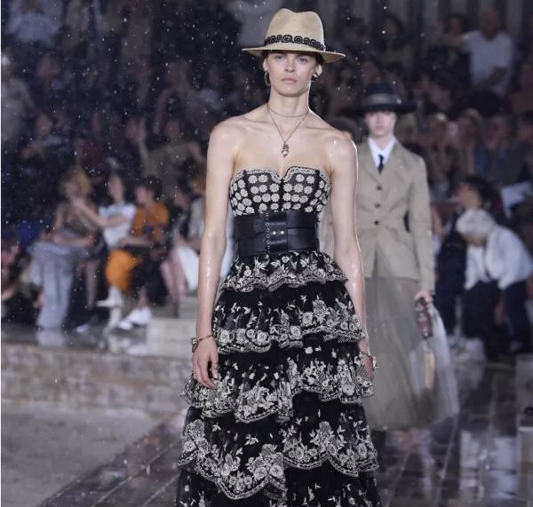 Dior Cruise 2019: фото лучших нарядов c модного показа