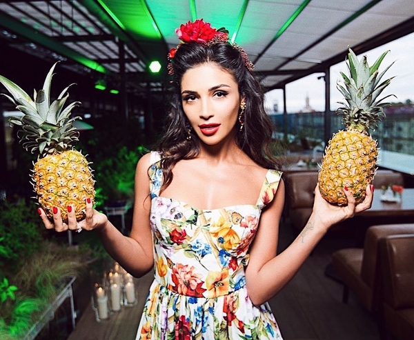 Санта Димопулос поделилась снимком с супругом