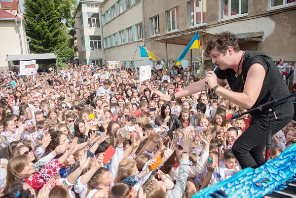 Pianoбой подарил концерт украинской школе