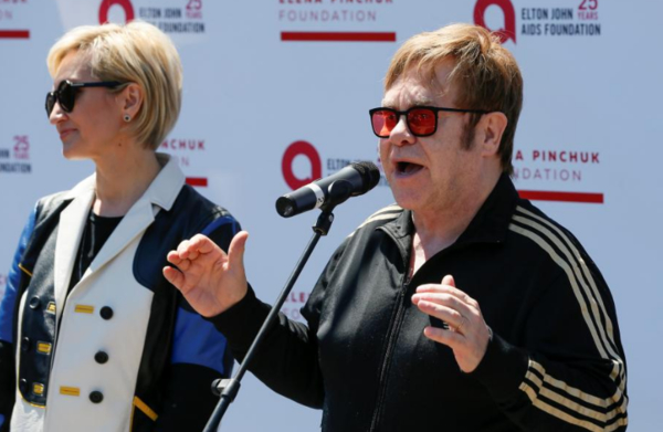 Элтон Джон встретился с мальчиком с Донбасса, которого хотел усыновить