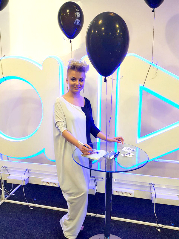 Премьера: KiRA MAZUR представила новую видеоработу «Долонями»