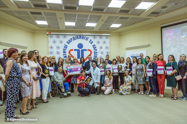 «Пробег под каштанами» передал Кардиоцентру чек на рекордные 2 млн грн для спасения маленьких сердец
