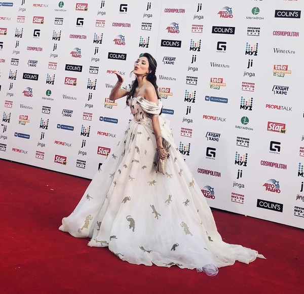 Регина Тодоренко показала округлый живот в пышном платье: фото