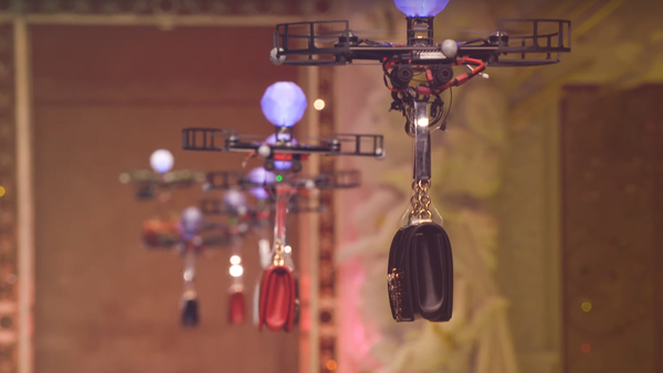 Dolce & Gabbana на своем показе заменили моделей дронами