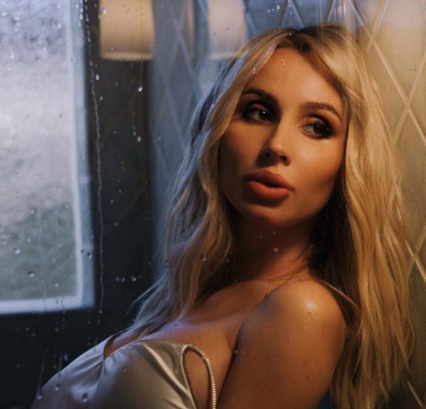 "Будто не рожала": Лобода поразила своей стройностью