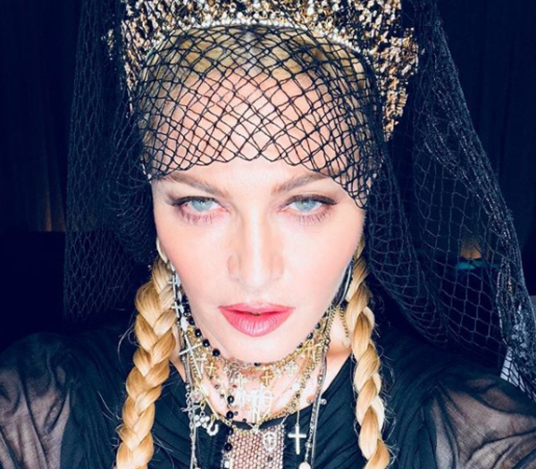 #Babushka: Мадонна поразила фанов странным нарядом