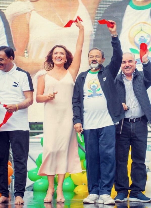 Наталья Могилевская открыла йога-челлендж на Крещатике: яркие фото