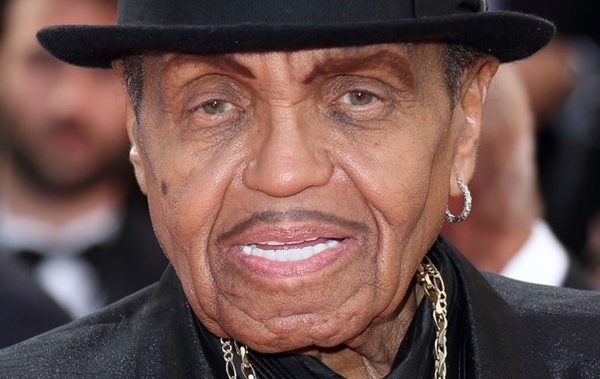 Умер отец Майкла Джексона