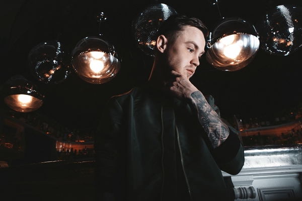 Именинник дня: лучшие клипы Артёма Пивоварова