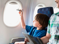 В самолет с ребенком: Как облегчить путешествие для маленького пассажира