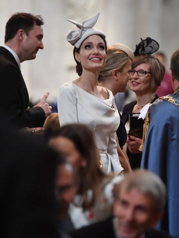 Образ дня: Анджелина Джоли в элегантном платье во время праздничной службы в Лондоне