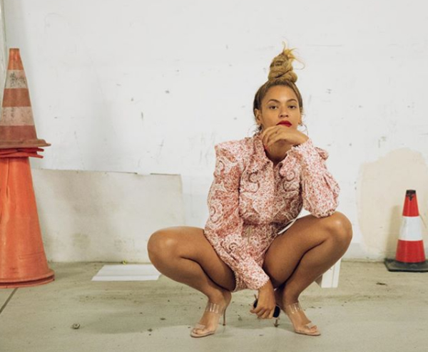 Бейонсе оконфузилась во время концерта: видео инцидента