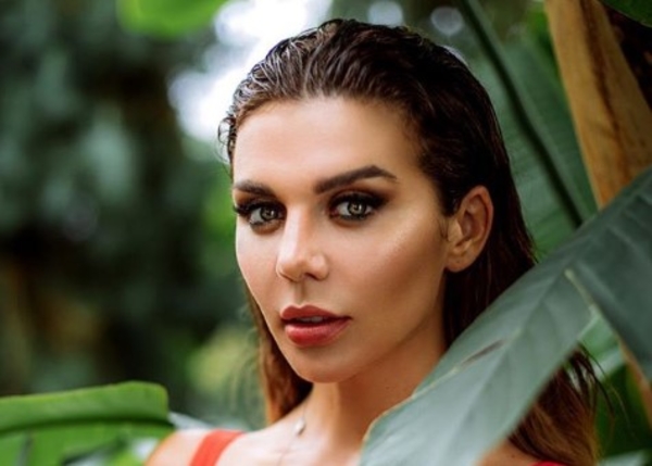 Анна Седокова похвасталась соблазнительным декольте