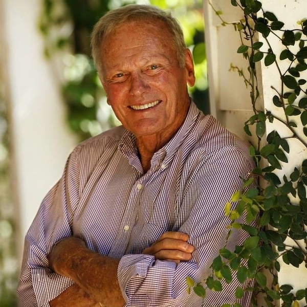 Умер известный голливудский актер-гей