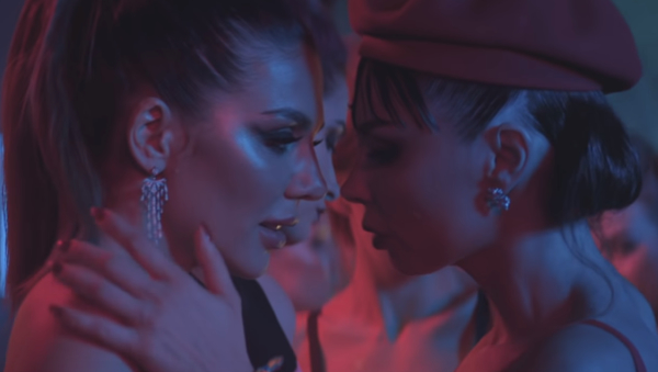 Анна Седокова выпустила клип, в котором страстно целуется с девушкой