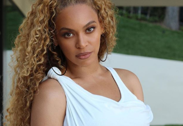 Таки беременна? Бейонсе засветила округлившийся животик