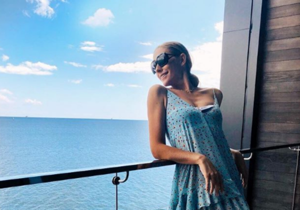 Катя Осадчая похвасталась стройной фигурой в купальнике