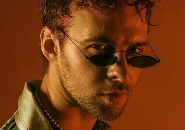 "Полураздета": Макс Барских презентовал горячий клип