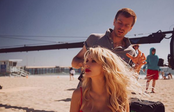 LOBODA заинтриговала поцелуем с девушкой в тизере нового клипа