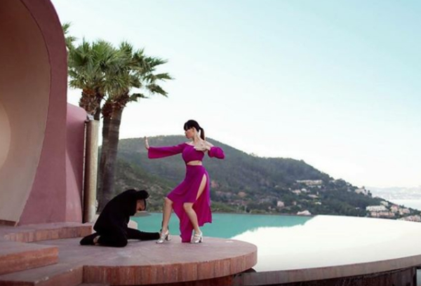 Надя Дорофеева показала танец, не вошедший в клип "Глубоко": яркое видео