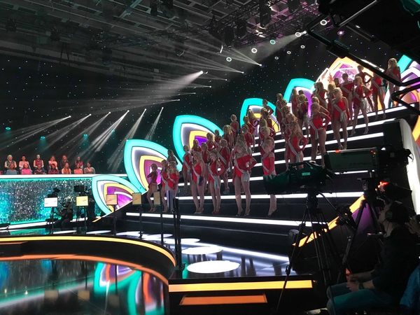 Шоу «Кто против блондинок?» возвращается с новой звёздной ведущей