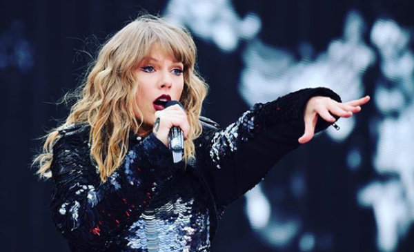 Тейлор Свифт оконфузилась во время выступления: видео