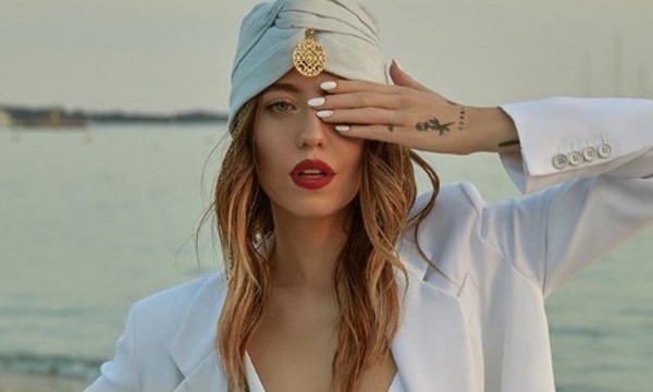 Надя Дорофеева впечатлила поклонников ретро-купальником