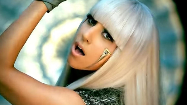 Леди Гага в прозрачном платье устроила фотосессию в океане