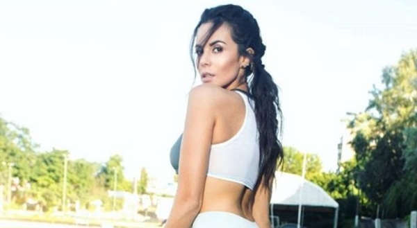 Настя Каменских зажгла в леопардовом купальнике