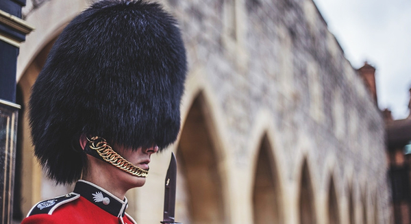 В Британии королевский гвардеец толкнул туристку: курьезное видео