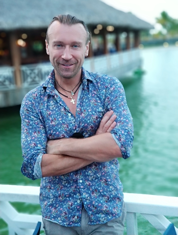 Олег Винник отметил юбилей на пальме